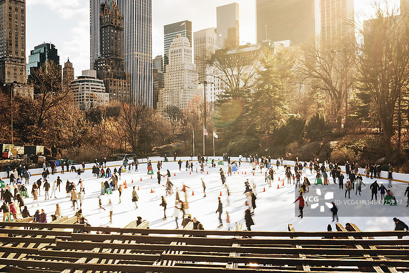 冬季纽约中央公园和滑冰者图片素材