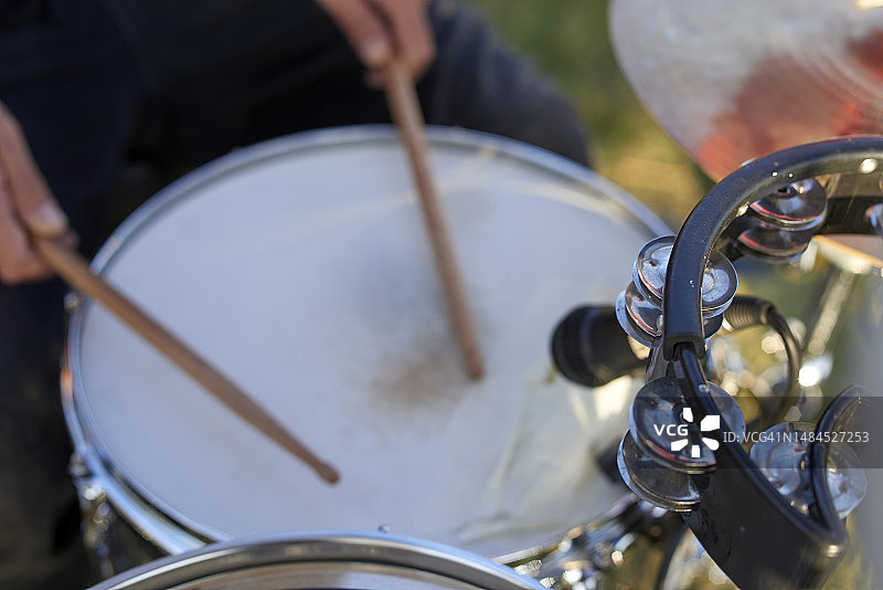 演奏架子鼓的特写图片素材