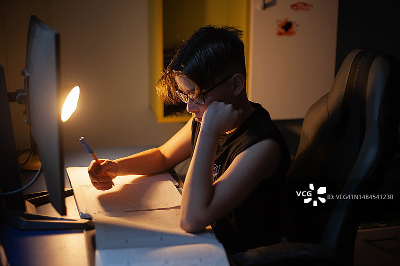 晚上学习的男学生图片素材