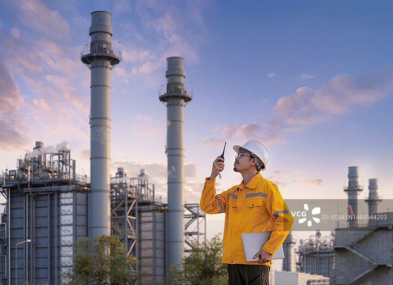 男工程师在发电站或油气工厂使用笔记本电脑工作图片素材