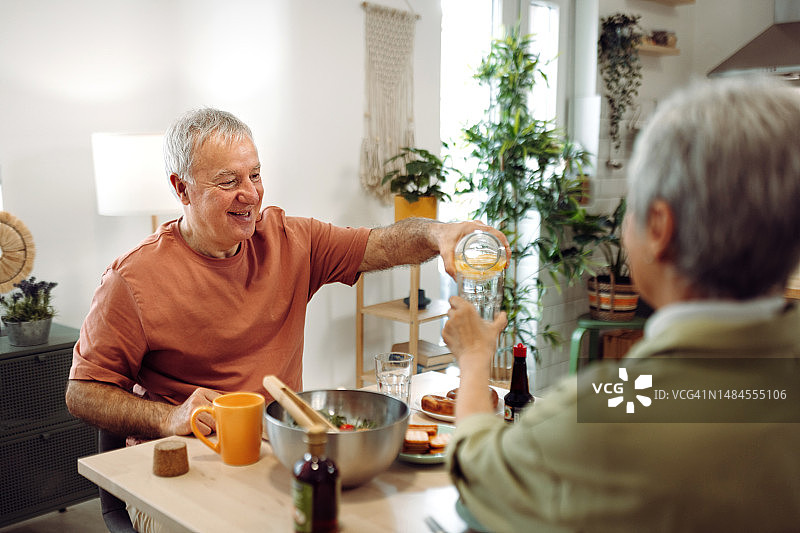 老年夫妇在公寓里享用早餐图片素材