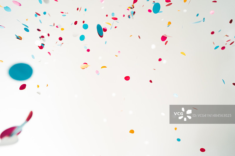 用于庆祝概念的彩色明亮五彩纸屑抽象背景图片素材