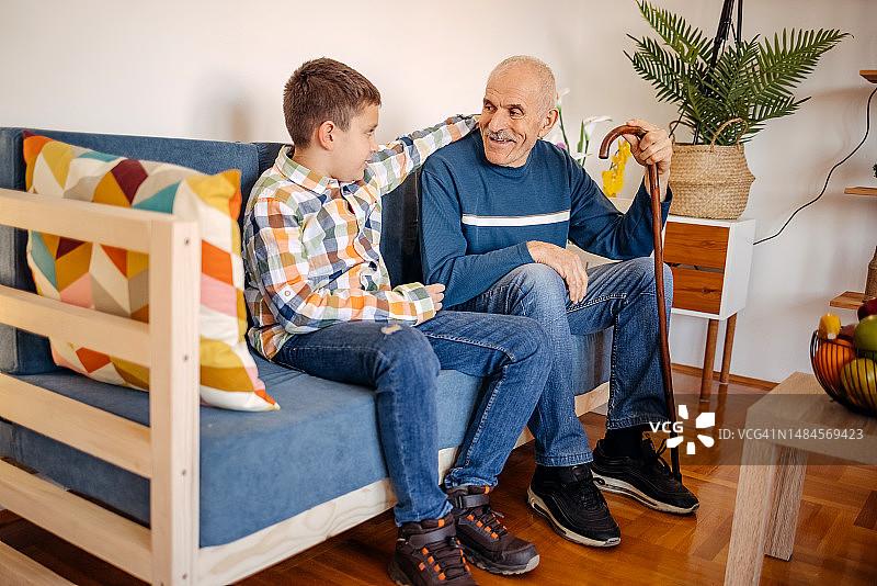 孙子扶持残疾老人图片素材