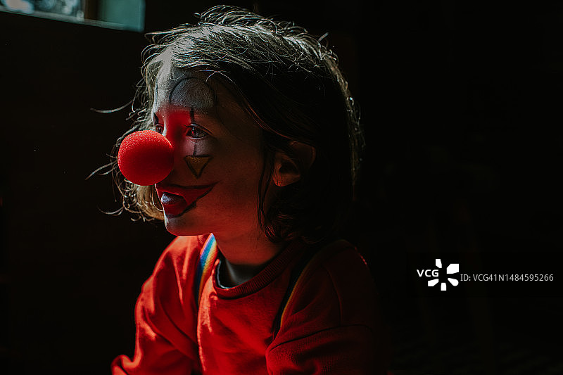 打扮成小丑的年轻孩子图片素材