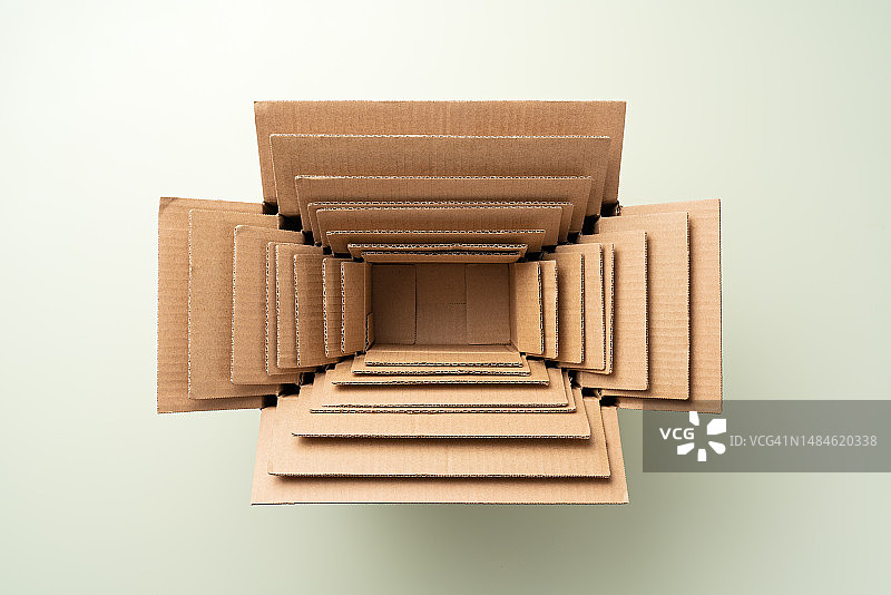 打开的空心俄罗斯套娃图片素材