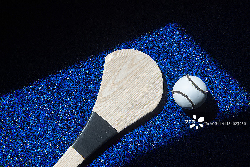 蓝色背景上的曲棍球棒和球水平运动主题海报、贺卡、标题、网站和应用程序图片素材