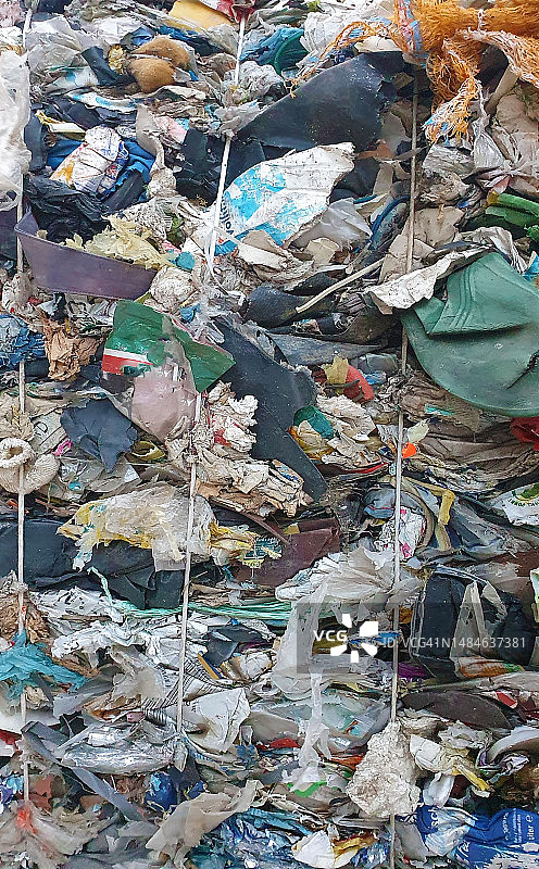 回收厂处理的压缩垃圾图片素材