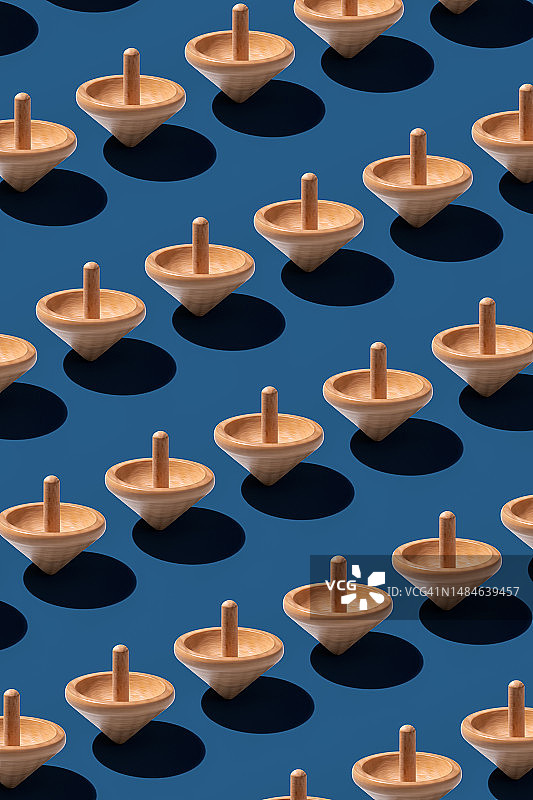 米色木制旋转陀螺重复图案图片素材