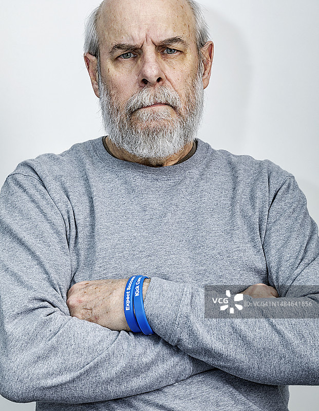 严肃的老年男性结肠癌幸存者图片素材