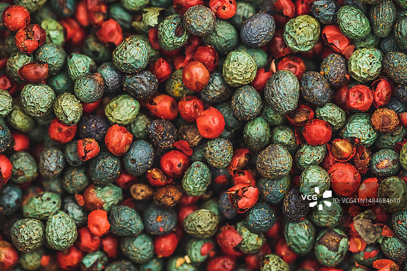 混合绿色和粉色胡椒，天然有机调味品图片素材