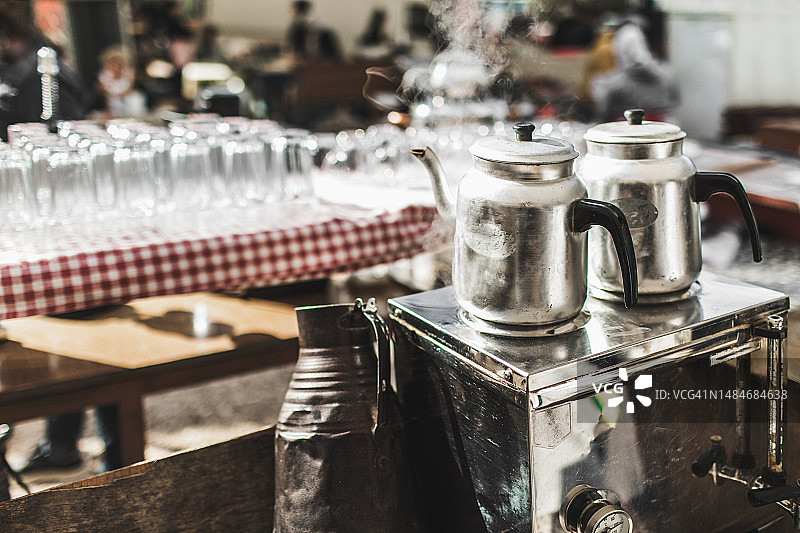 在街头市场准备土耳其传统金属茶壶茶图片素材