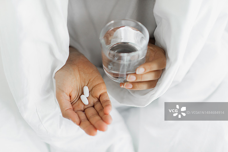 膳食补充剂或抗生素药丸：日常维生素图片素材