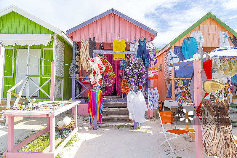 安提瓜岛长湾海滩的彩色木屋和旅游纪念品商店图片素材