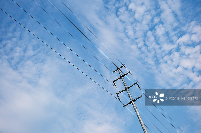 蓝天背景下的高压电塔图片素材