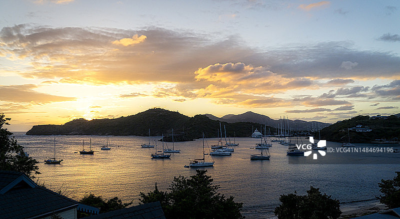 安提瓜和巴布达，英国港和温ward湾的高角度景观图片素材