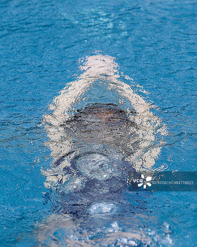 年轻女游泳者图片素材