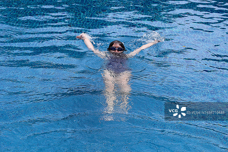 女游泳运动员图片素材