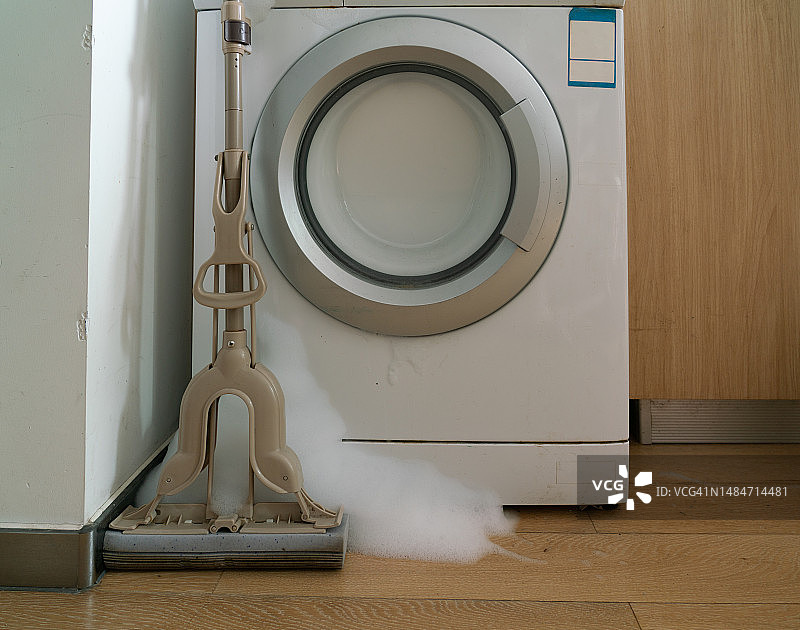 滚筒洗衣机泄漏泡沫图片素材