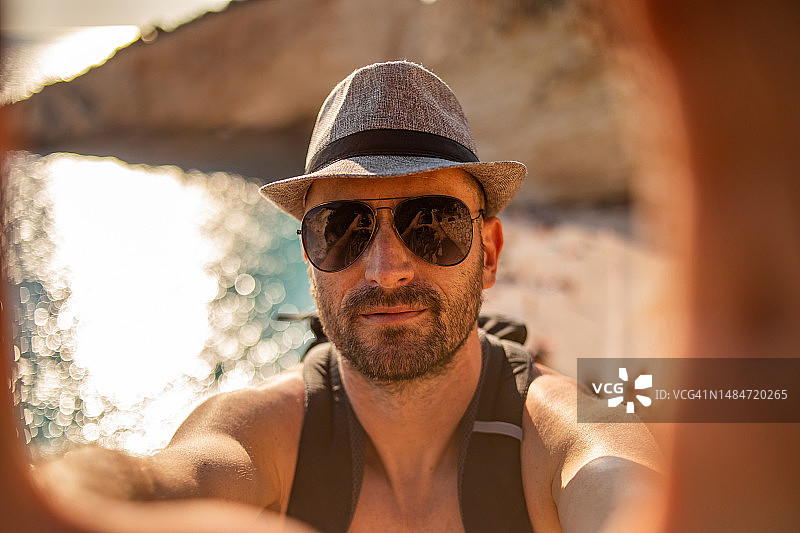 在希腊卡齐基港海滩上的游客图片素材