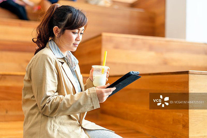 通过移动应用进行远程办公的商务人士图片素材