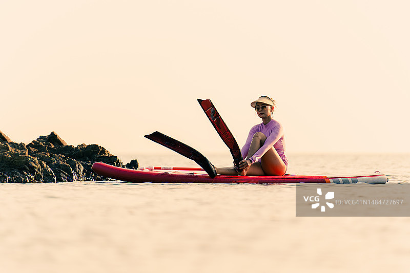 快乐的女人在泰国春武里府Sattahip海域享受水上运动图片素材