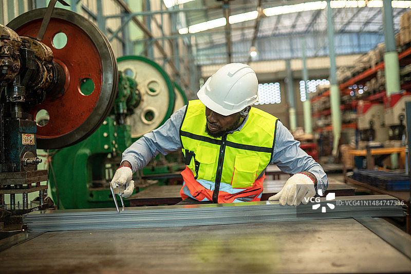 工厂里使用游标机器的工程师图片素材