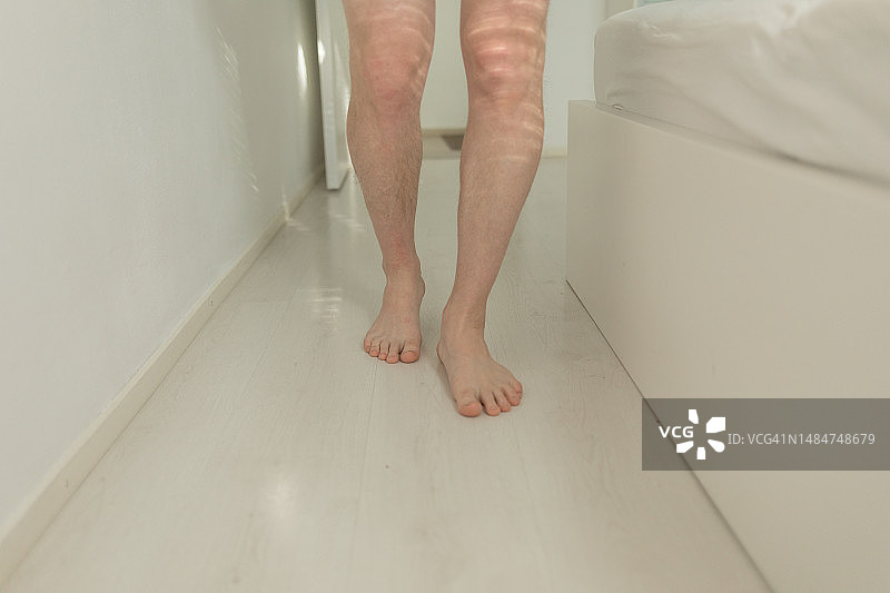 在房间地板上行走图片素材