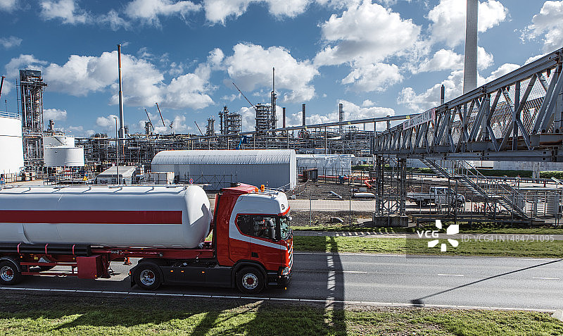 荷兰高速公路上的供应链卡车图片素材