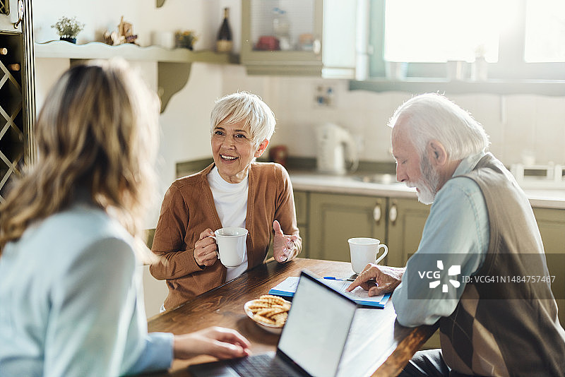 在家与人寿保险代理人会面图片素材