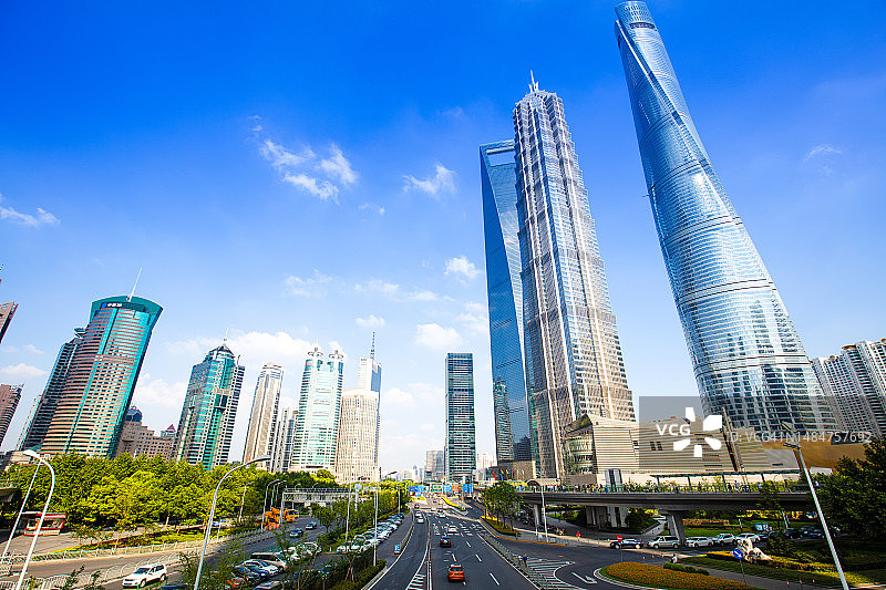 中国上海陆家嘴金融区的汽车行驶图片素材