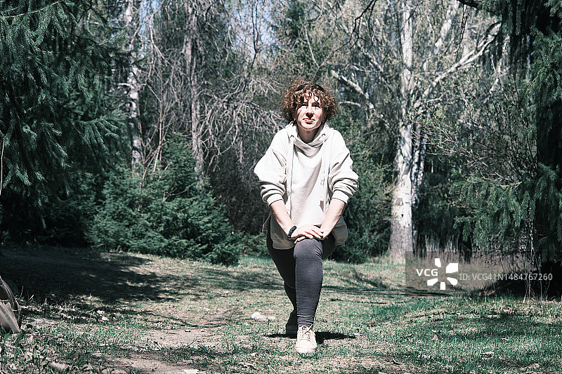 在春季公园锻炼的超重中年妇女图片素材