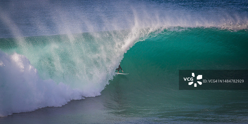 澳大利亚新南威尔士州，冲浪者驾驭巨浪图片素材