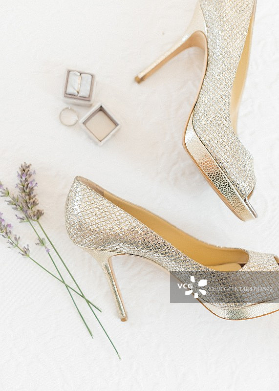 婚礼戒指、订婚戒指、高跟鞋和薰衣草俯视图图片素材