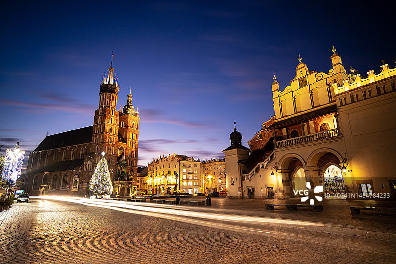 圣诞节期间克拉科夫纺织会馆和圣玛丽大教堂的照明，波兰图片素材