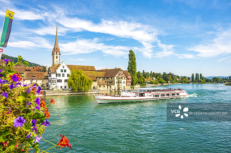 在莱茵河畔施泰因航行的渡轮图片素材