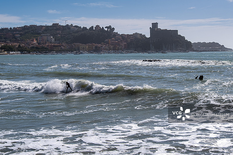 冲浪者在意大利拉斯佩齐亚的剪影图片素材