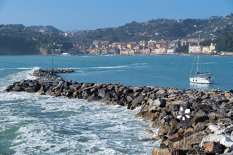 在拉斯佩齐亚海湾人工海岬附近港口航行的船只图片素材