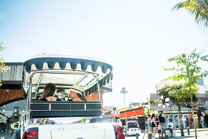 女旅行者朋友在当地出租车上旅行图片素材