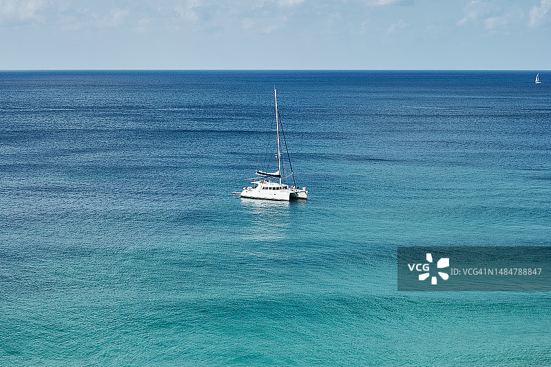 帆船在蓝色的大海中央图片素材