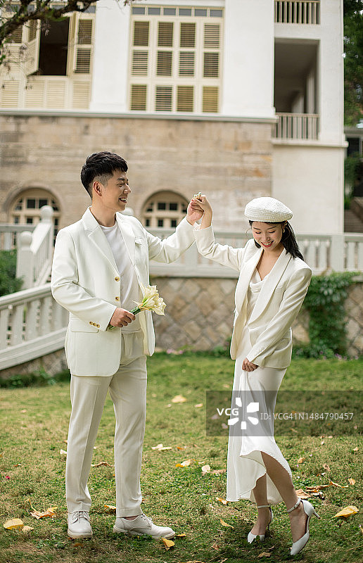 新郎牵着新娘的手图片素材