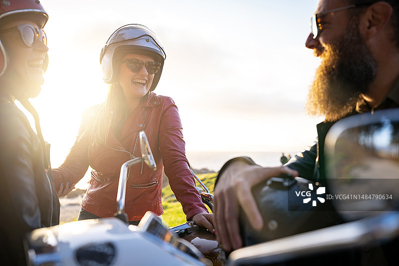 朋友在户外和摩托车图片素材