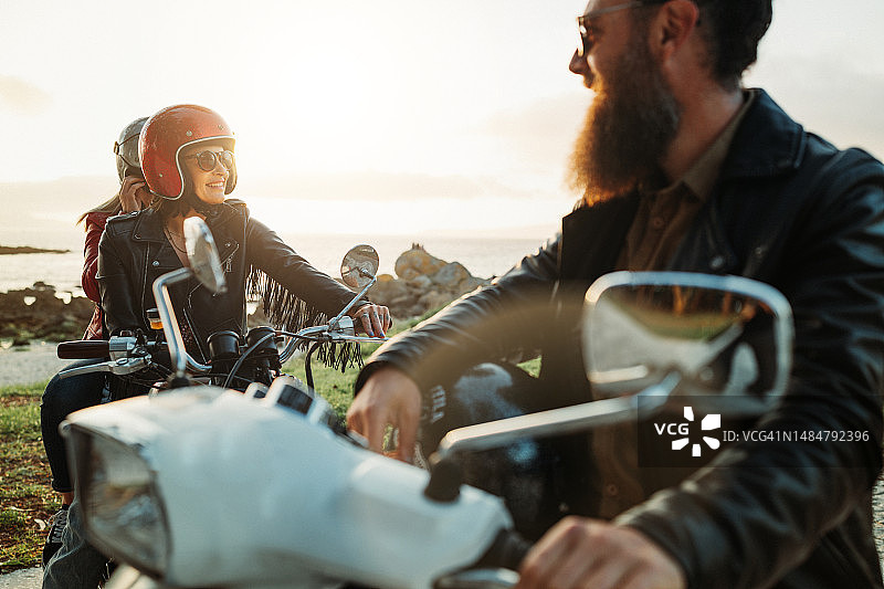 朋友在户外和摩托车图片素材