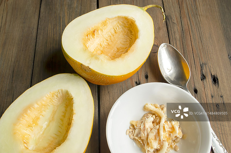 清洁蜜瓜：用勺子将瓜子取出，准备食用图片素材