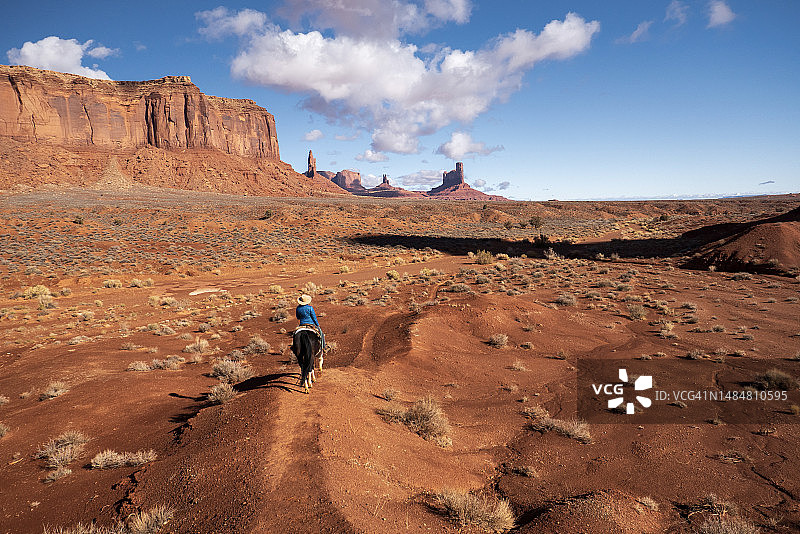 女人骑马穿越沙漠景观图片素材