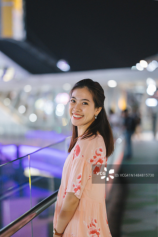 泰国曼谷暹罗街市的东南亚办公室职员肖像图片素材