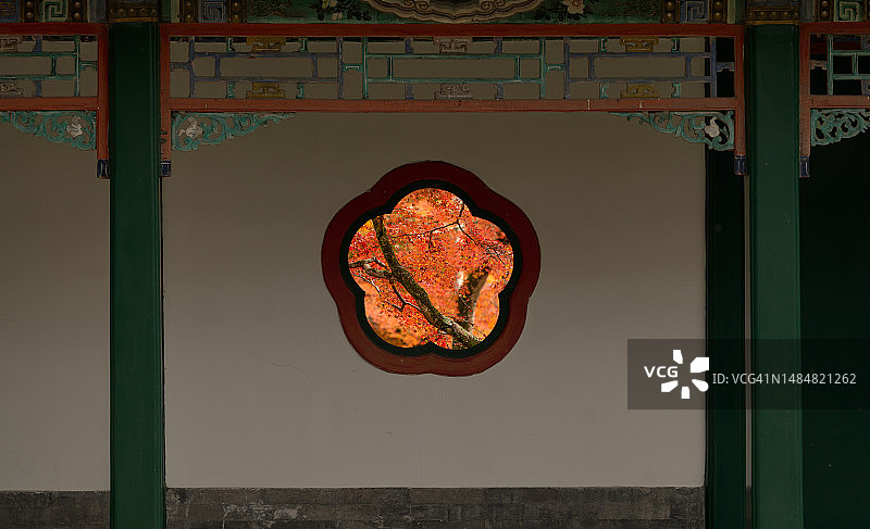 中式园林建筑中的花窗图片素材