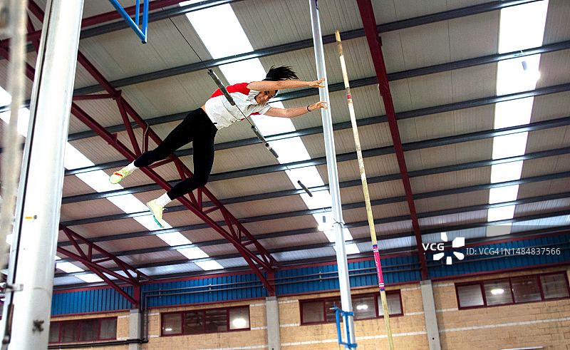 小女孩撑杆跳图片素材