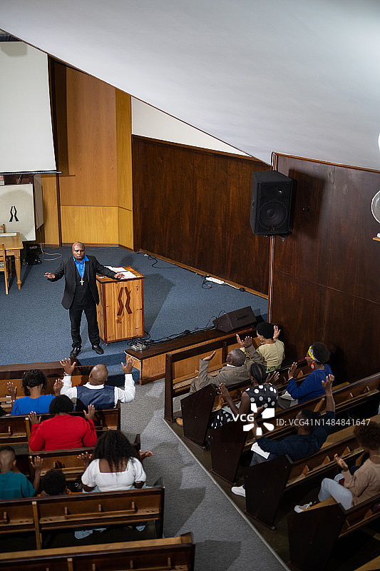 从上方俯瞰教堂礼拜仪式图片素材