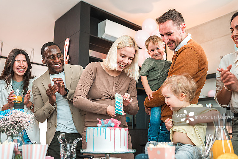幸福的家人和朋友欢聚一堂，庆祝性别揭晓派对图片素材