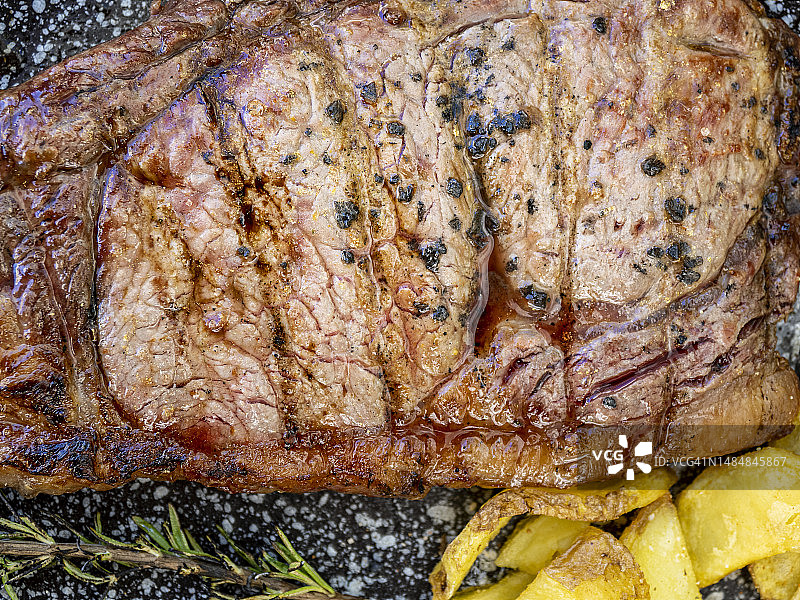 烤牛排配土豆和番茄图片素材